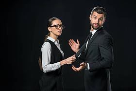 商人持刀和争吵孤立的黑色图片