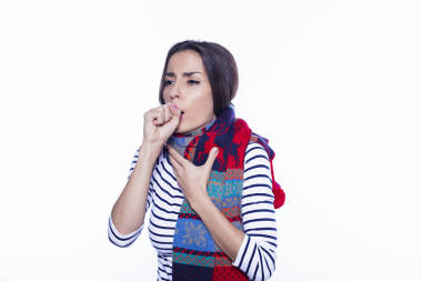 疾病的概念。藥物和治療。年輕的女人帶著痛苦的神色在溫暖的圍巾, 女孩咳嗽