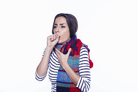 疾病的概念。药物和治疗。年轻的女人带着痛苦的神色在温暖的围巾, 女孩咳嗽