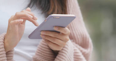 使用手機(jī)關(guān)閉的婦女 