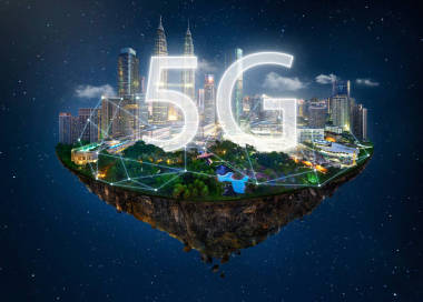 夢幻島漂浮在空中與網(wǎng)絡(luò)光, 通信5g 網(wǎng)絡(luò)概念在夜空背景