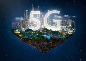 梦幻岛漂浮在空中与网络光, 通信5g 网络概念在夜空背景