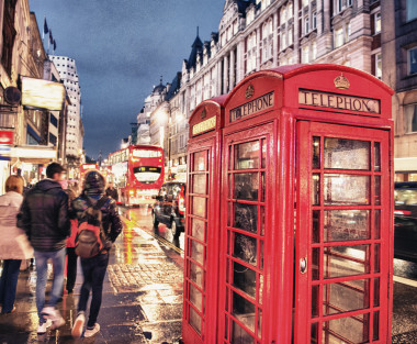 在伦敦晚上热闹的大街上，红色电话亭