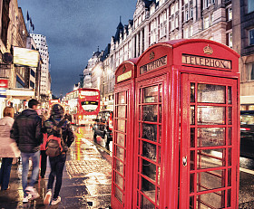 在伦敦晚上热闹的大街上，红色电话亭