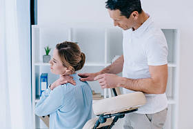 按摩师在办公室 neckpain 看着客户