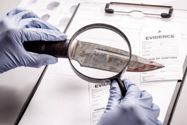 偵探通過放大鏡看證據(jù)圖片