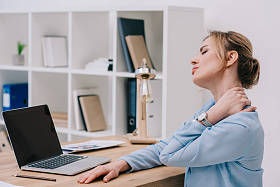 neckpain 坐在办公室工作的女商人