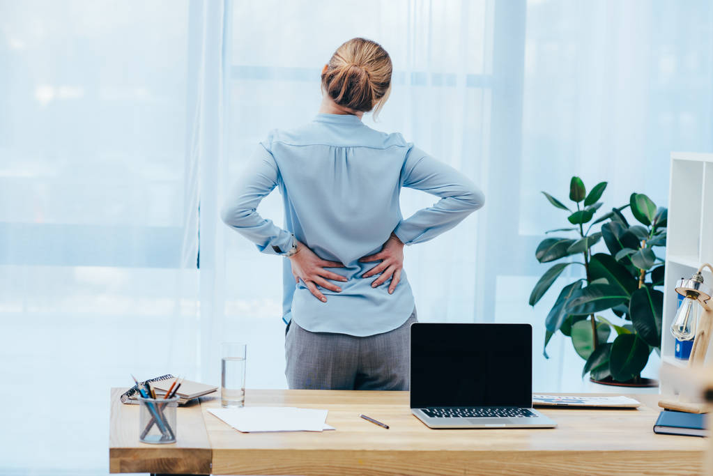 backplain 在办公室的女实业家的后方看法
