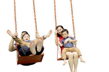 父母和孩子在演播室演奏摇摆