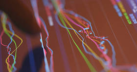 数字屏幕上的股票市场数据分析 