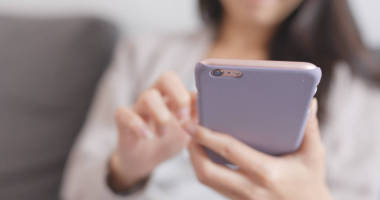 使用移動(dòng)電話的女人 圖片