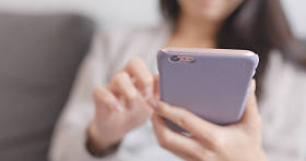 使用移动电话的女人 图片