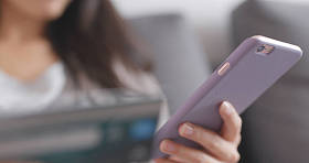 使用手机进行网上购物的妇女 