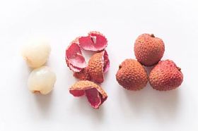 在白色的背景分离的荔枝图片