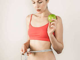 年轻妇女在训练以后。运动, 健身, 健康