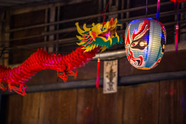 中國(guó)燈籠和紙龍懸掛裝飾農(nóng)歷 