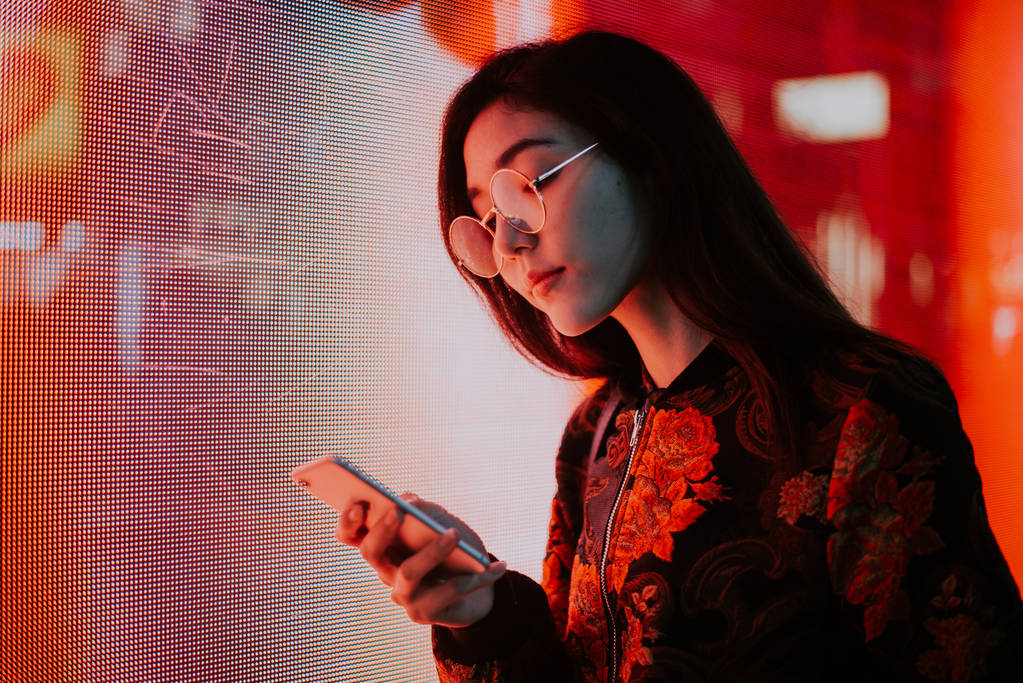美丽的亚洲日本女孩街道肖像图片