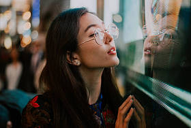 美丽的亚洲日本女孩街道肖像照片