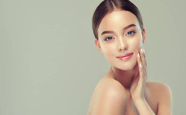 美麗的年輕微笑的女人潔凈的新鮮的皮膚看向別處女孩美麗的臉護(hù)理面部護(hù)理美容,b