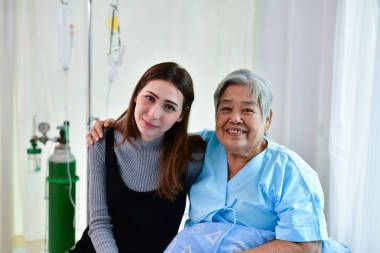 病人的概念。奶奶在医院等待某人 