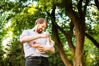 年輕的父親抱著小女孩