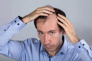 男性脫發(fā)的灰色背景照片