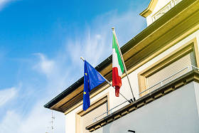 欧盟和意大利国旗在使馆大厦