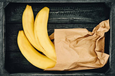 購物紙袋中香蕉的頂端視圖圖片