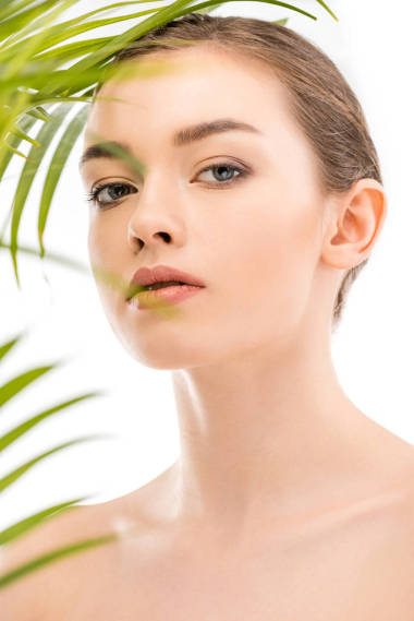 美麗的女孩與綠葉, 隔絕在白色, 護膚概念