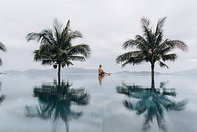 在室外泳池穿比基尼的妇女的看法