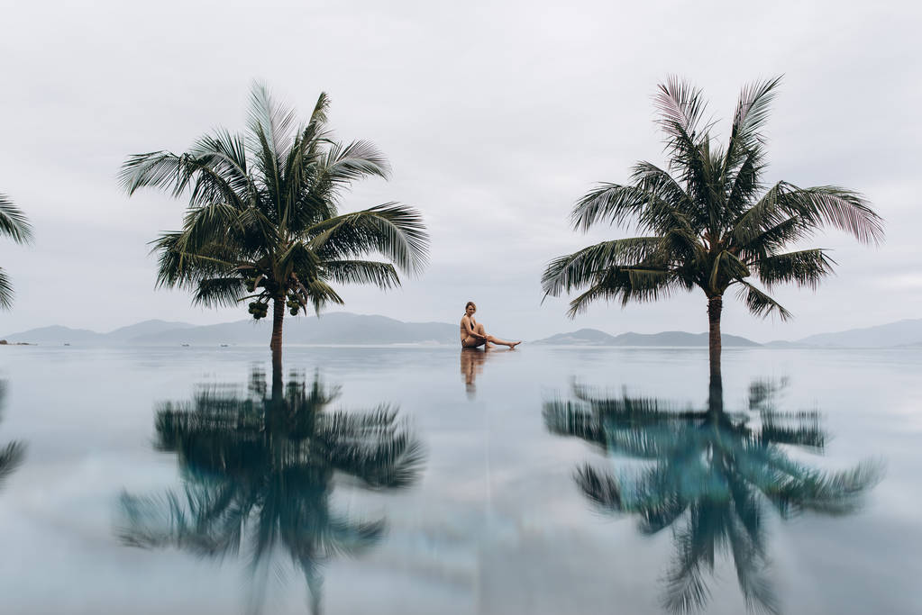 在室外泳池穿比基尼的妇女的看法 在室外泳池穿比基尼的妇女的看法