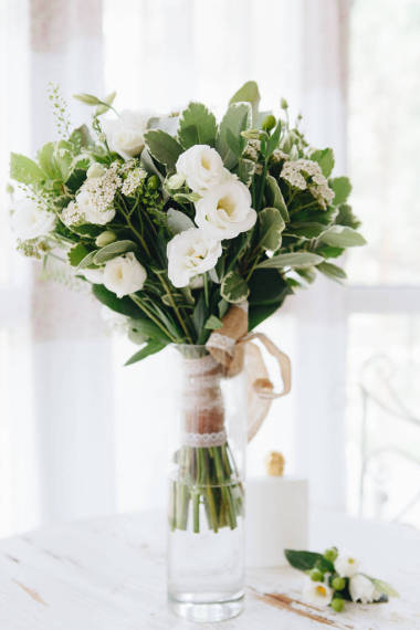 光背景下為婚禮開瓶的鮮花特寫