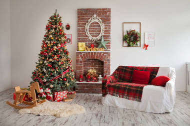 房間有沙發(fā), 木和壁爐, 家庭家具, 節(jié)日背景