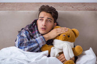 生病的人在床上患流感