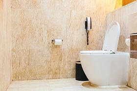 卫生间室内的白色碗座装饰图片