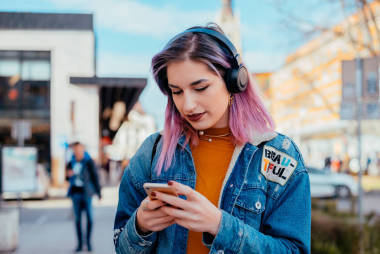  用耳機(jī)聽音樂的女孩照片