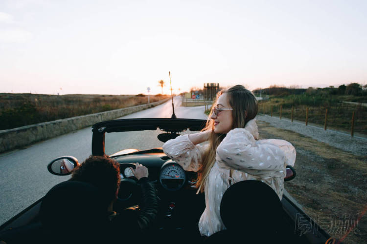 夫婦人在愛(ài)乘坐敞篷車在夏天圖片