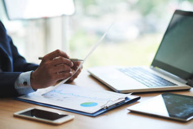 生意人的手分析財(cái)務(wù)報(bào)告在是