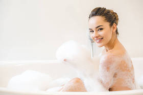 微笑美丽的少妇在家沐浴图片