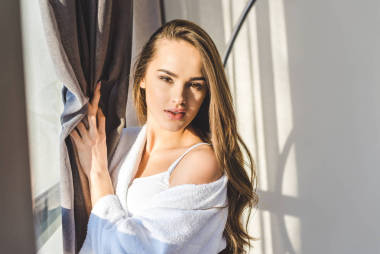 家中窗前穿著浴衣的漂亮少婦畫像