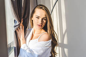 家中窗前穿着浴衣的漂亮少妇画像