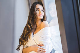 家中穿着浴衣的美女画像照片