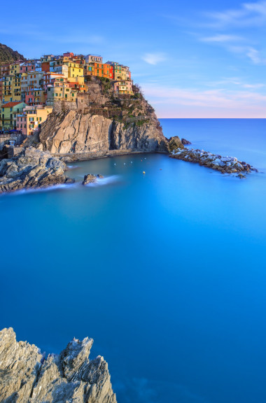 manarola、 巖石和海上日落時。意大利五漁村漁村園