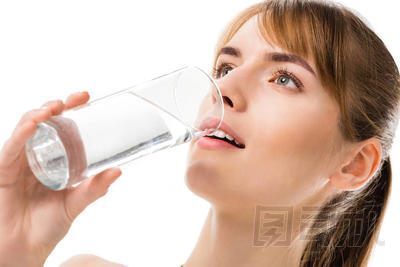 上白孤立的年輕女人喝水照片