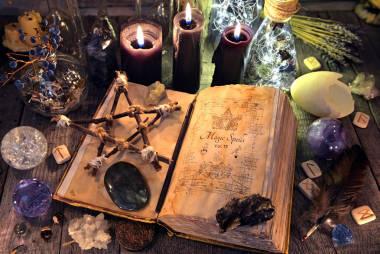 老巫婆書(shū)與五角星形, 黑蠟燭, 水晶并且禮節(jié)對(duì)象。神秘的, 深?yuàn)W的和占卜的概念。沒(méi)有外國(guó)文字, 所有在頁(yè)上的符號(hào)是幻想, 虛構(gòu)的