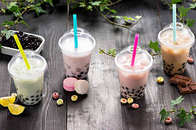 塑料杯中带木薯珍珠的奶泡奶茶