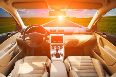 在沥青路面上行驶的汽车照片