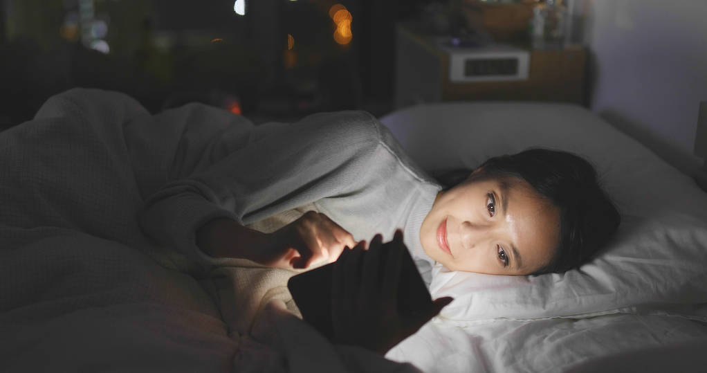 女人使用智能手机, 晚上躺在床上