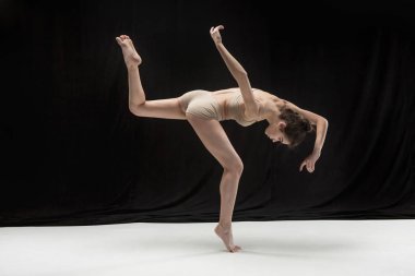 年輕的青年舞蹈家在白色地板背景