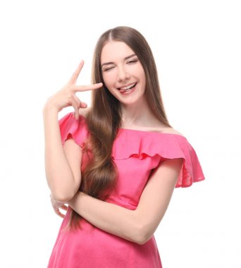 在白色背景上的美丽微笑女人肖像